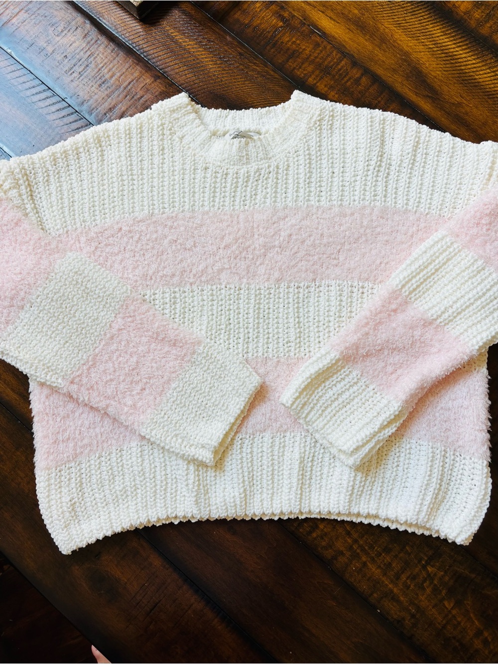 Pink and White ladies sweater, Francesca’s
Size Medium